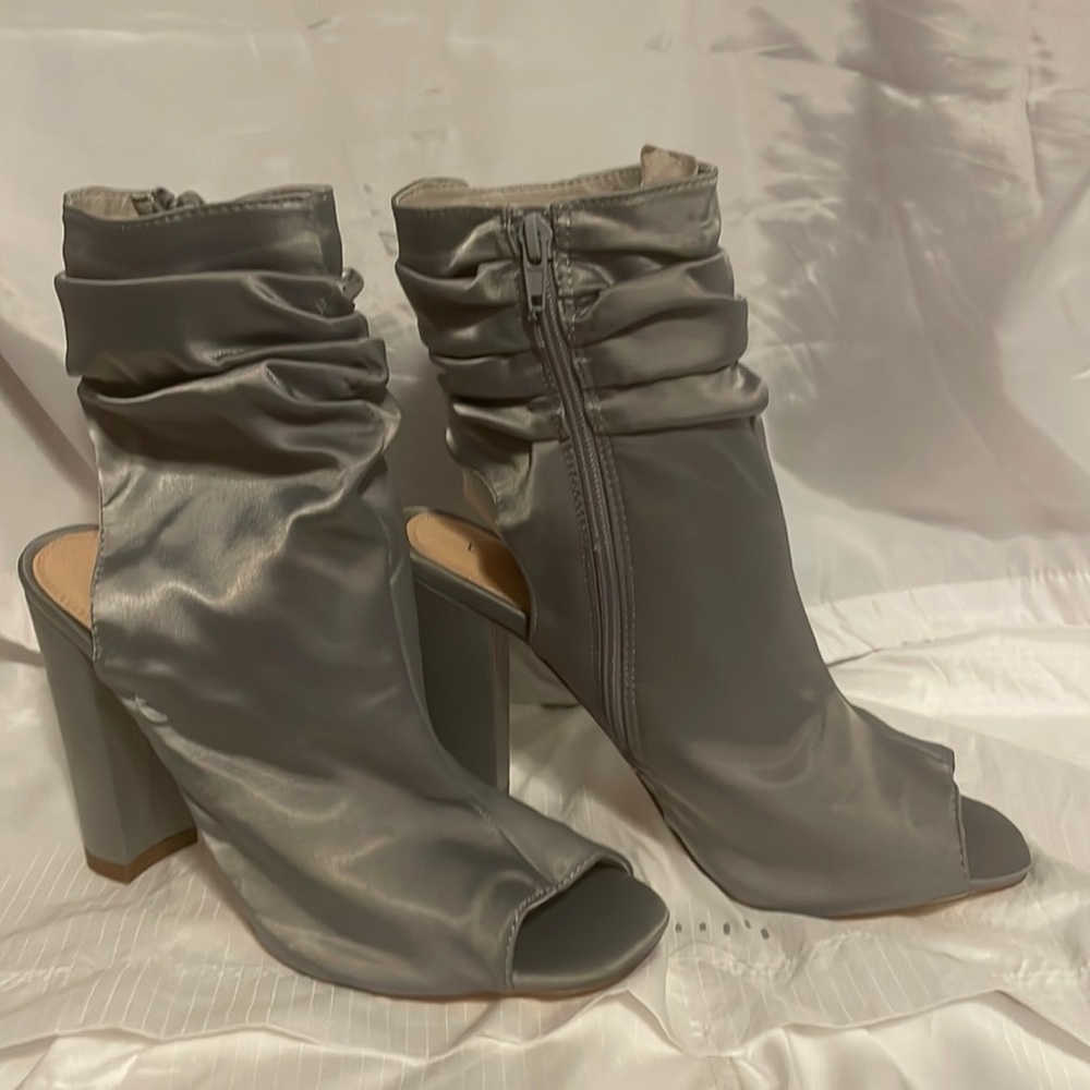 Sz 10 Liliana Grey Satin Booties
